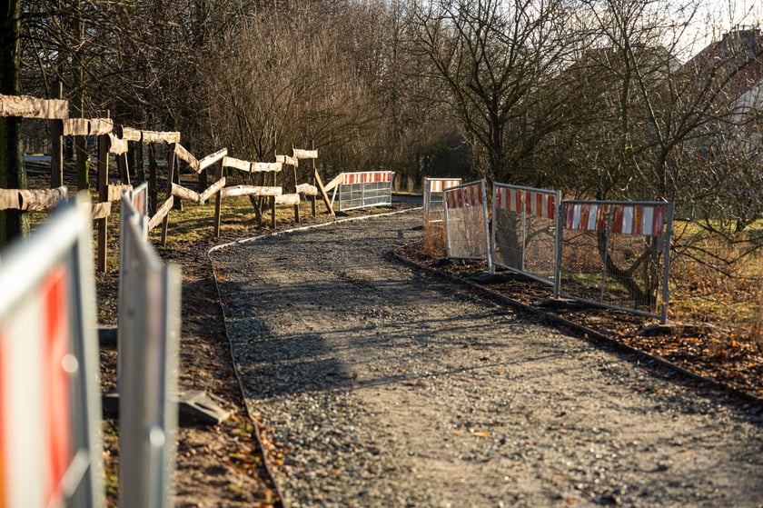 Droga dla pieszych i rowerów przy ulicy Koziej na Maślicach nabiera kształtu